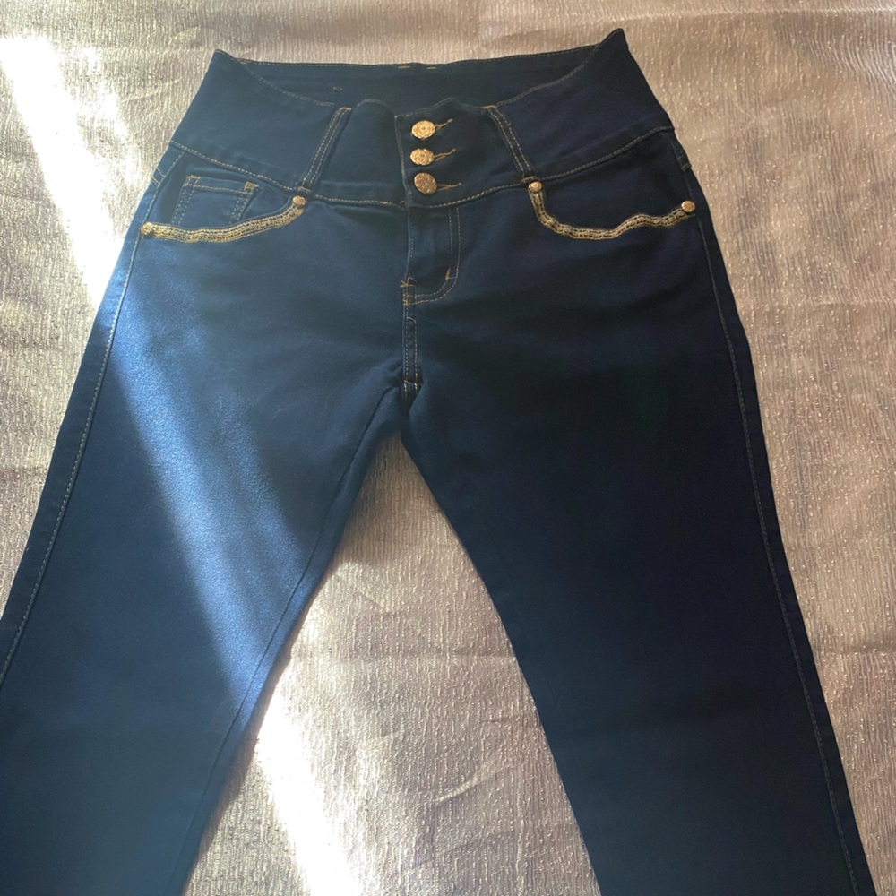 I am selling a Diva Star Jeans in color gold and blue in size 7